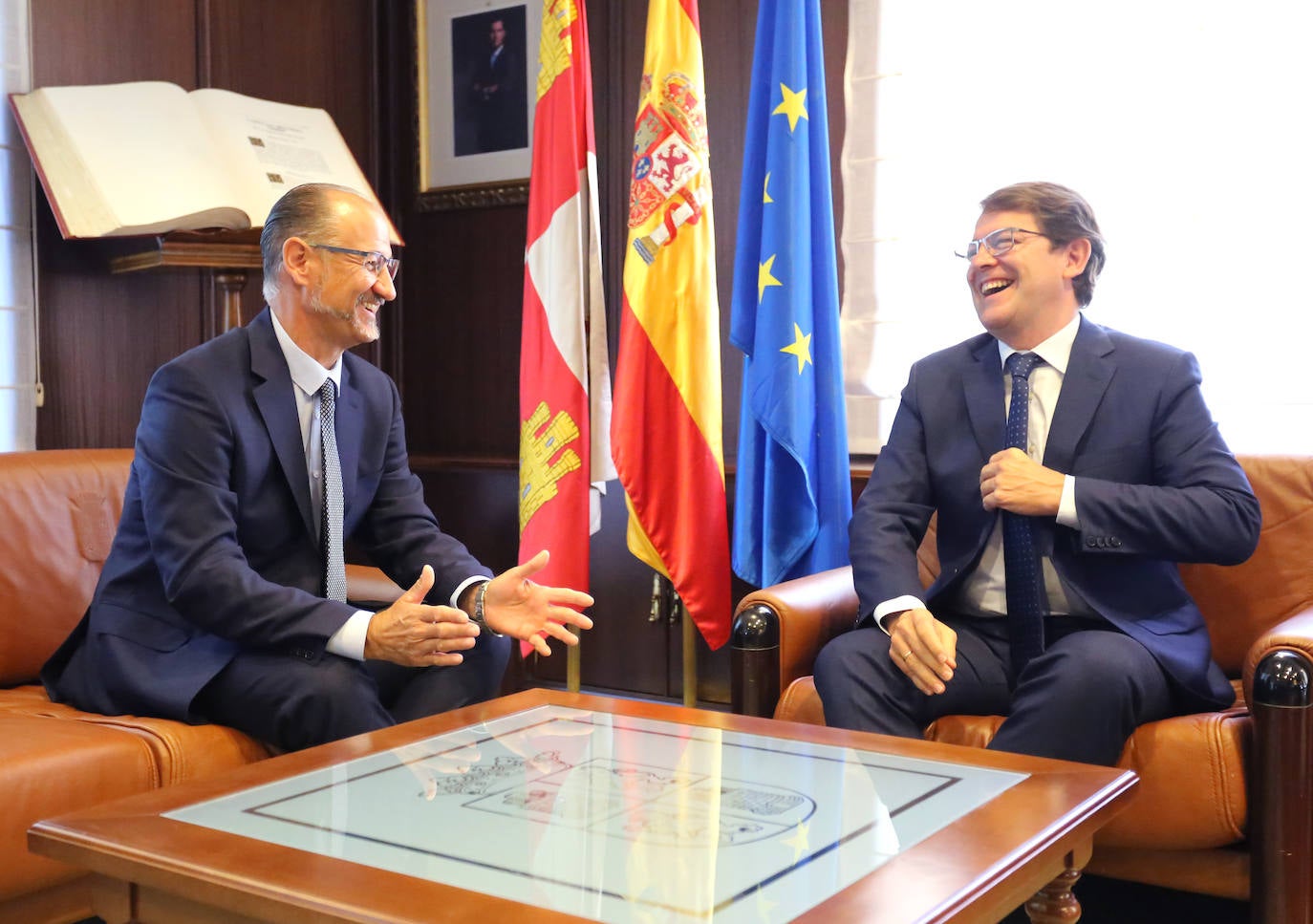 El presidente de la Junta de Castilla y León, Alfonso Fernández Mañueco, se reúne con el presidente de las Cortes, Luis Fuentes, en la ronda de contactos con representantes políticos, económicos y sociales de la Comunidad