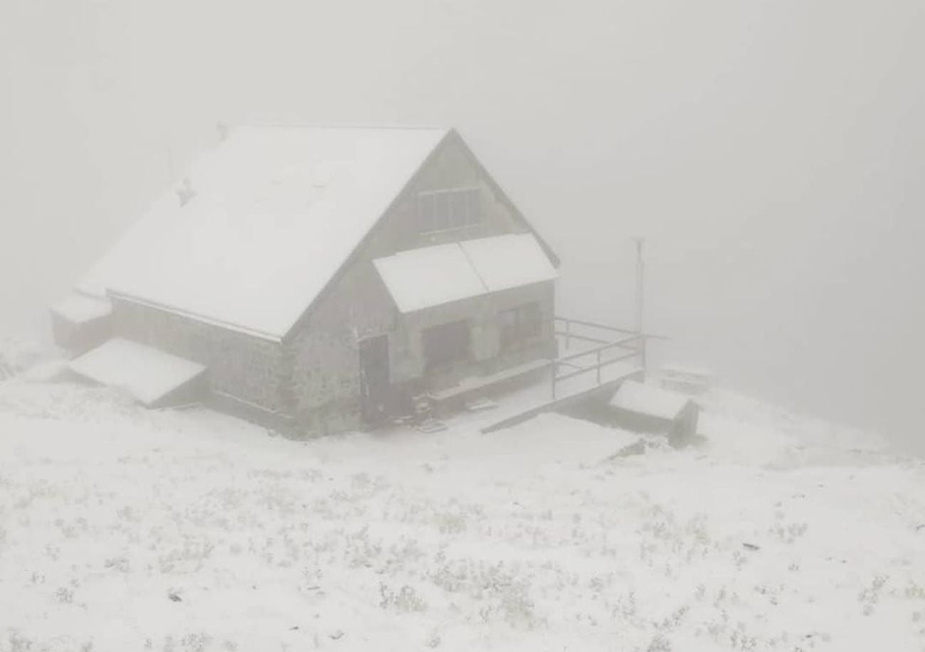 Imagen del refugio bajo la nieve este martes.