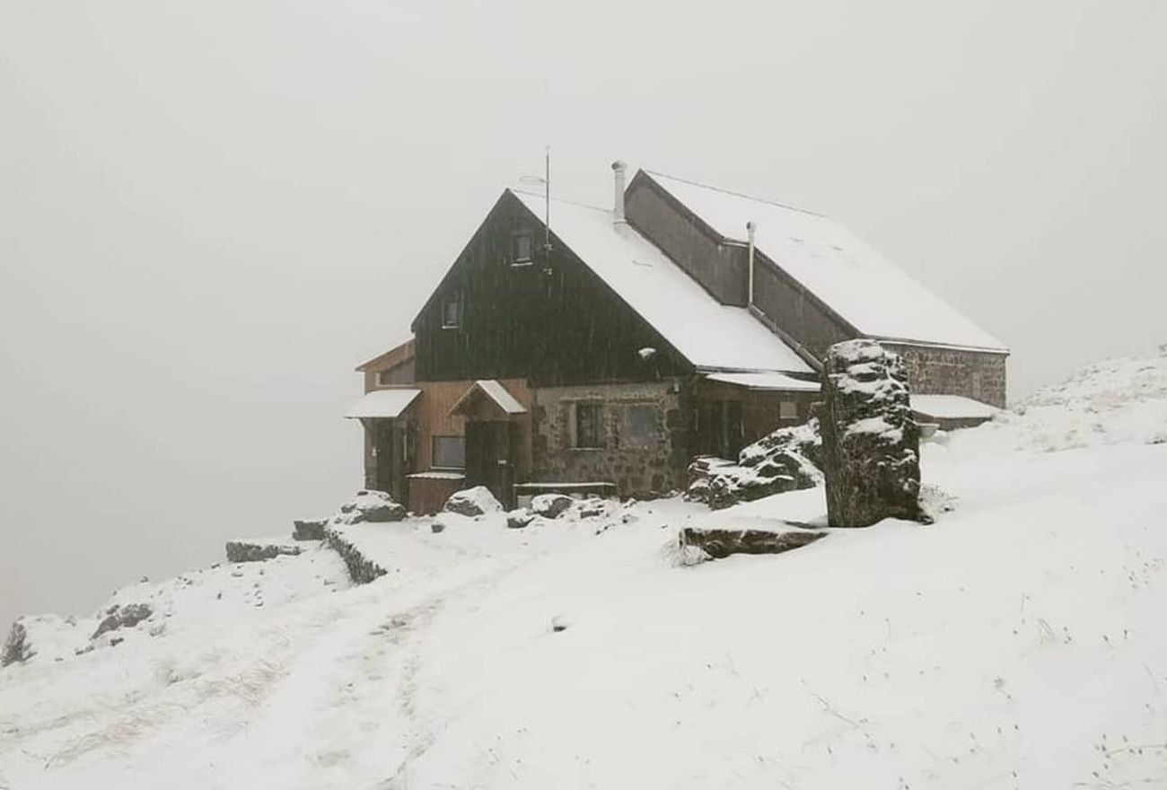 Imagen del refugio bajo la nieve este martes.