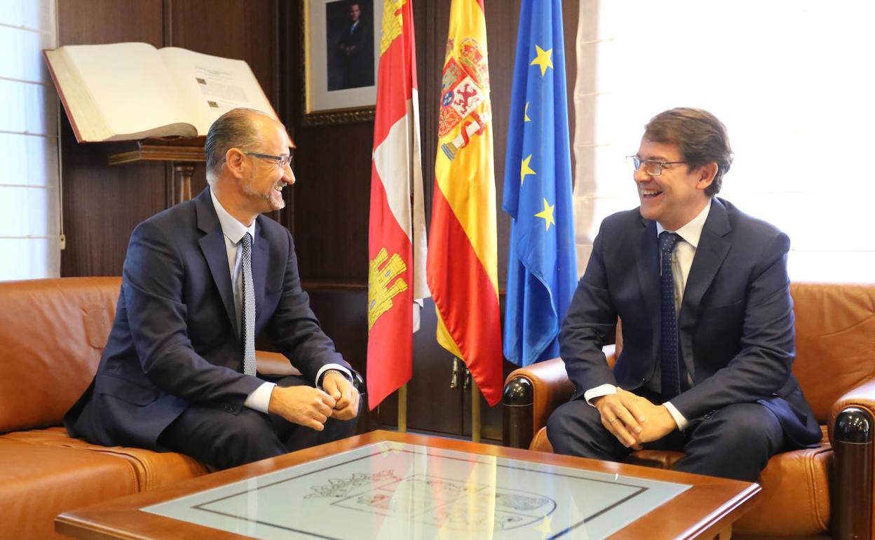 El presidente de la Junta de Castilla y León, Alfonso Fernández Mañueco, se reúne con el presidente de las Cortes, Luis Fuentes, en la ronda de contactos con representantes políticos, económicos y sociales de la Comunidad.