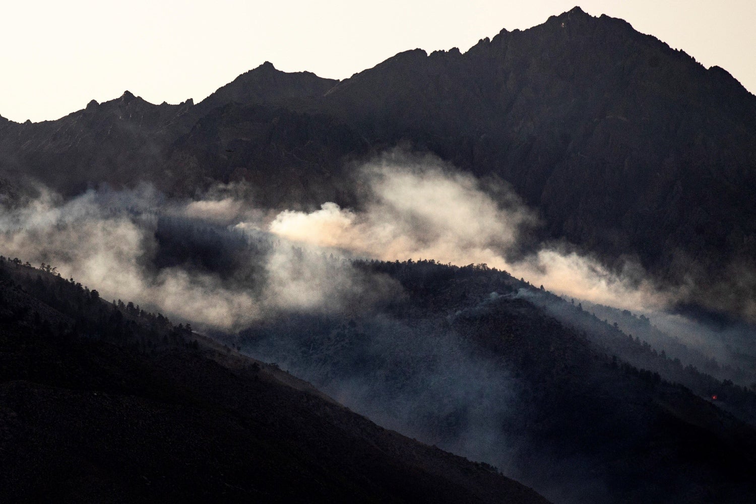 Vista del humo que se desprende del incendio que arrasa la montaña de Taboose, cerca de Big Pine, en California (Estados Unidos). 