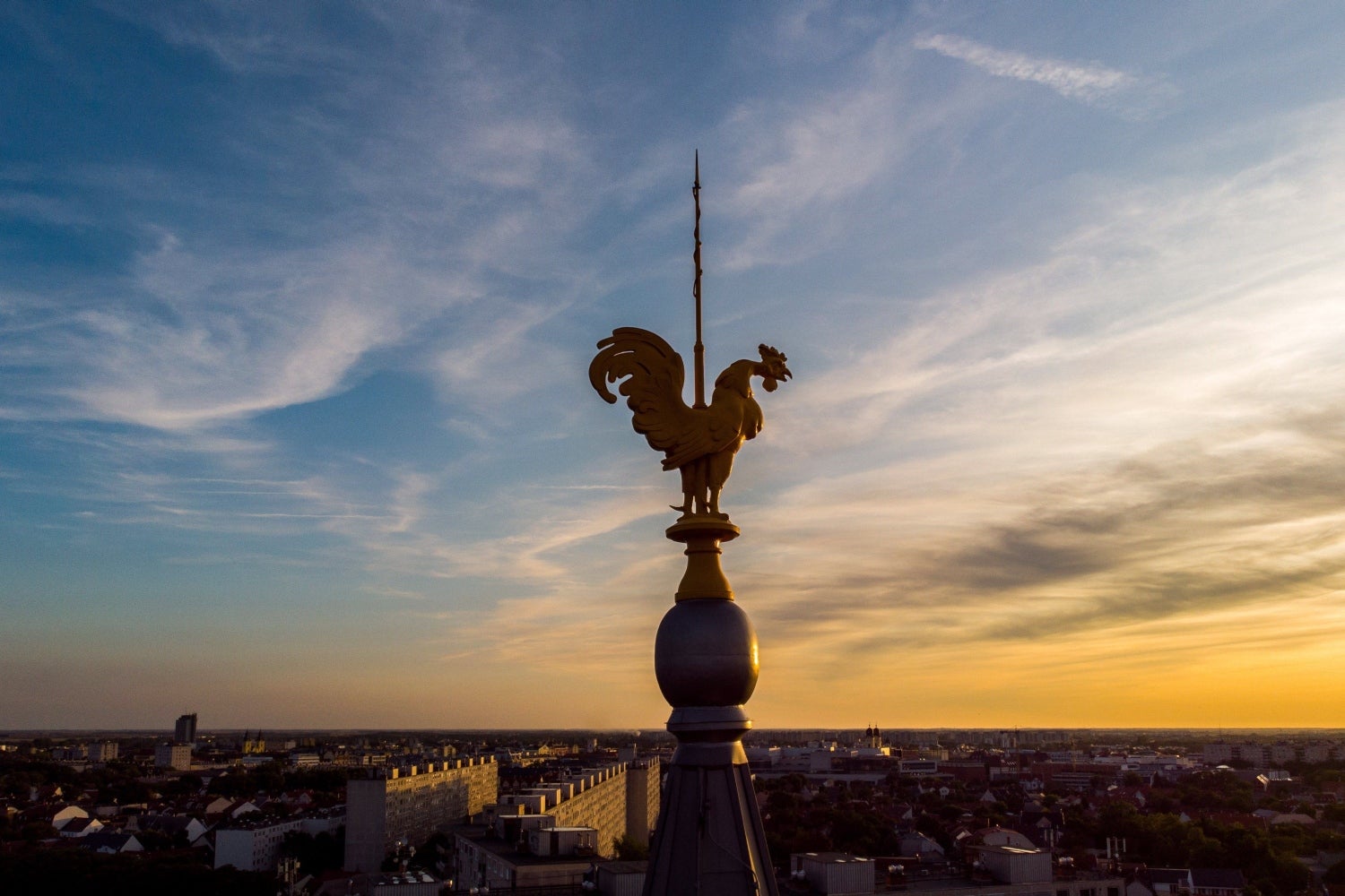 Vista de una veleta encima de una iglesia protestante durante la puesta de sol en Debrecen (Hungría). 