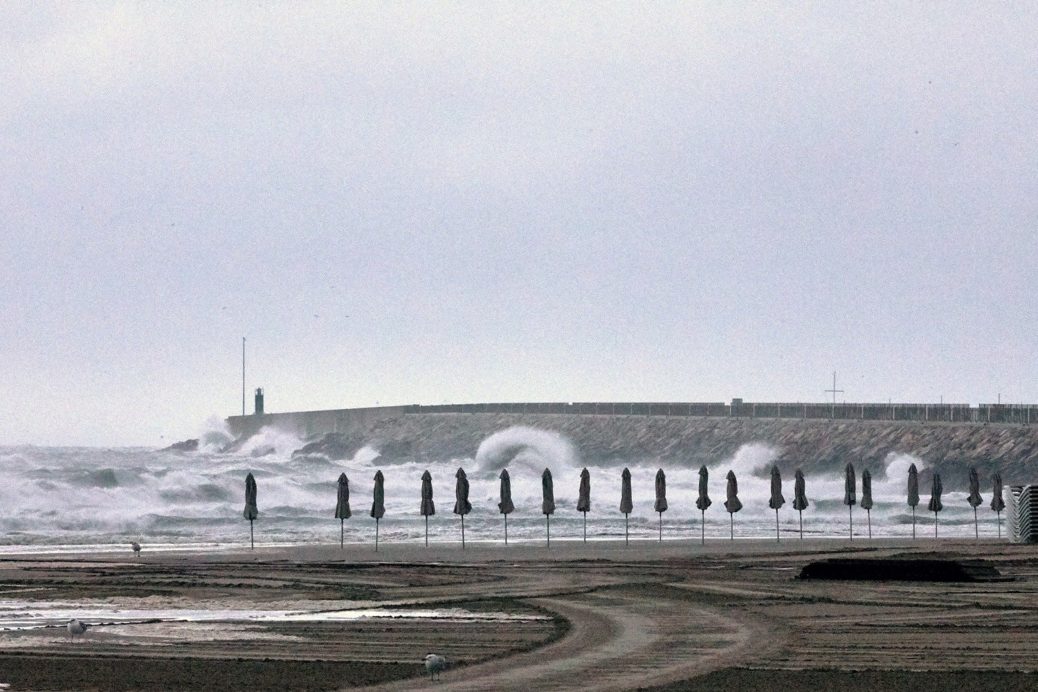 Tormenta sobre la playa valenciana de Gandía a causa de la gota fría que se extiende por el extremo oriental con tormentas y lluvias de hasta 100 litros por metro cuadrado y vientos muy fuertes. 