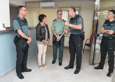Imagen secundaria 1 - Mercedes Martín, durante la visita de este miércoles a la Comandancia de la Guardia Civil.