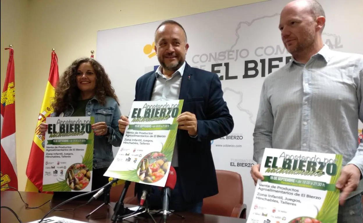 El presidente del Consejo Comarcal del Bierzo, Gerardo Álvarez Courel, la alcaldesa de Bembibre, Silvia Cao, y el director técnicos de los sellos de calidad del Bierzo, Pablo Linares, en la presentación de la feria.