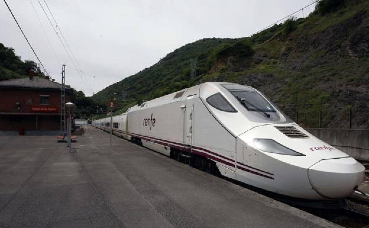 Imagen de un tren Alvia circulando por Asturias.