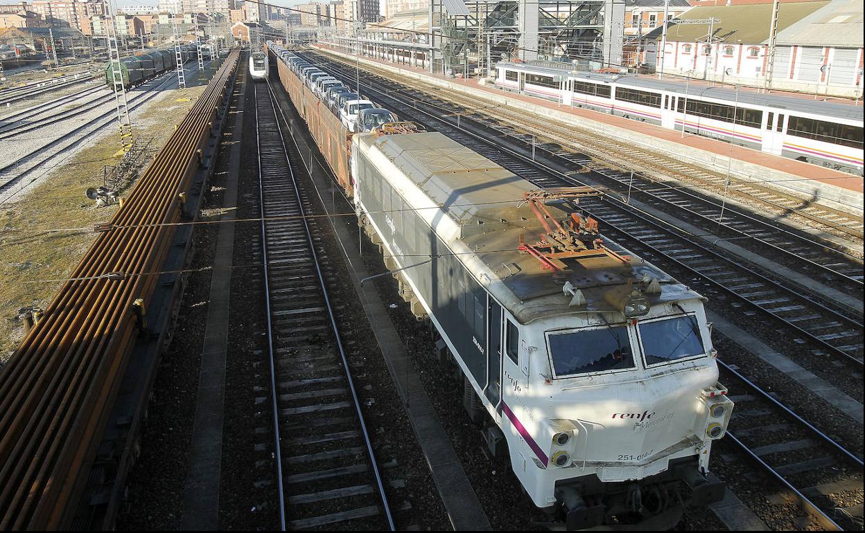 Tren de mercancías en la estación de trenes de Valladolid. 