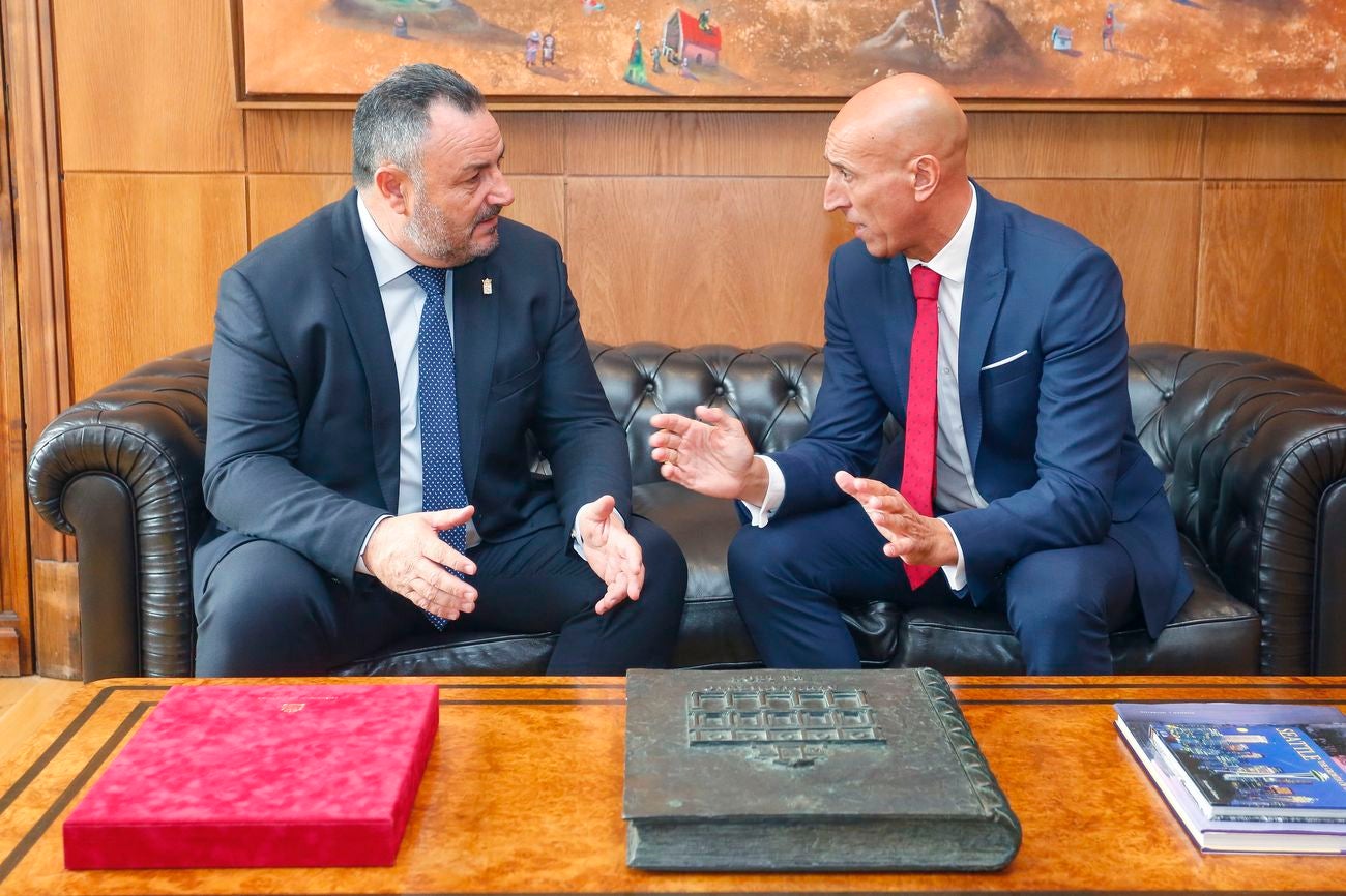 Imagen secundaria 1 - Varios momentos de la reunión. 