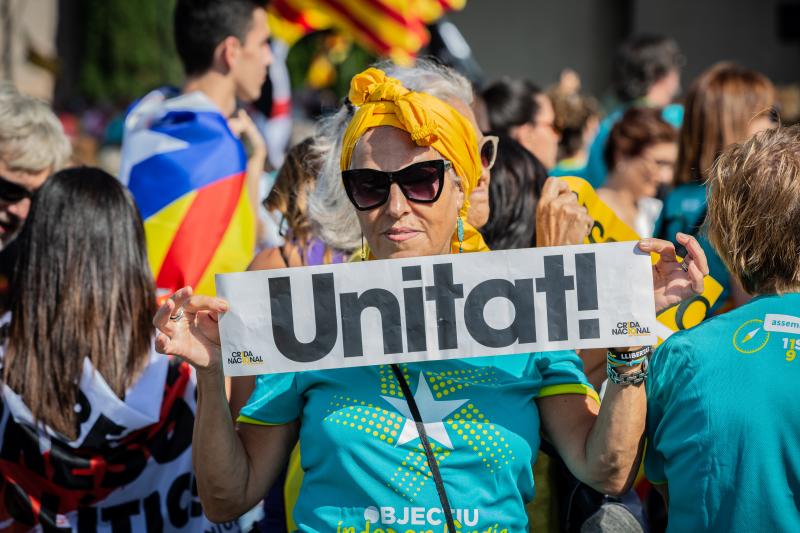 Cientos de miles de personas se manifestaron este miércoles en Barcelona a favor de la independencia y reclamando la libertad de los presos secesionistas. Según la Guardia Urbana, en torno a 600.000 personas participaron en la protesta organizada por la ANC y Ómnium Cultural, convertida ya en una tradición en el inicio político en Cataluña. La jornada terminó con el desalojo del parque de la Ciutadella de Barcelona tras dispersar a los cerca de 300 manifestantes independentistas que se concentraban las puertas del Parlament, entre insultos y momentos de tensión de los Mossos d'Esquadra con algunos grupos de activistas.