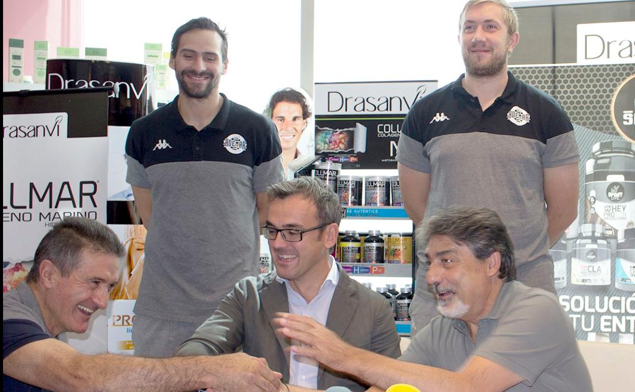 Un instante de la firma del acuerdo entre Ademar y Drasanvi.