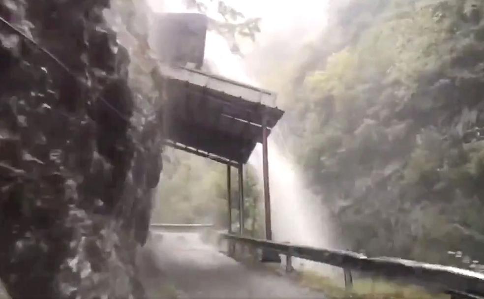 Imagen de una enorme cascada de agua sobre Los Beyos.