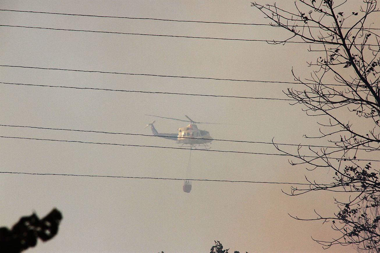 Imagen de los efectivos contraincendios trabajando en la zona.