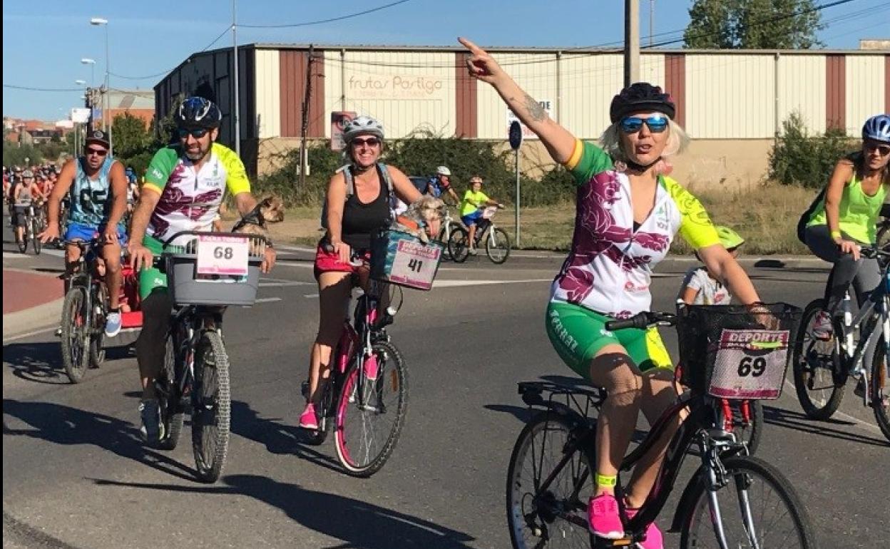 Una participante en la marcha cicloturista de Villaquilambre.