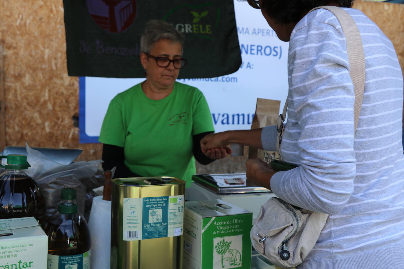 La I Feria Ecomercado 'Ciudad de León' quiere mostrar durante este sábado otra forma de consumir, muy relacionada con el desarrollo del mundo rural y una producción sostenible y artesanal.