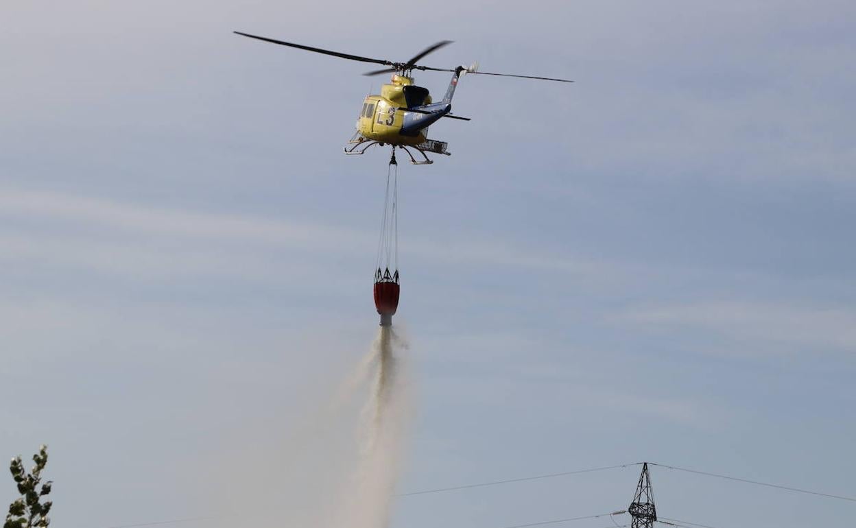 Un helicóptero en labores de extinción.