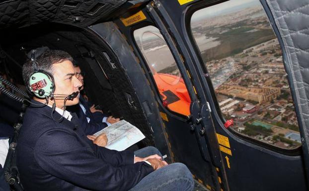 El presidente del Gobierno en funciones, Pedro Sánchez, sobrevuela en helicóptero las zonas afectadas en Orihuela.
