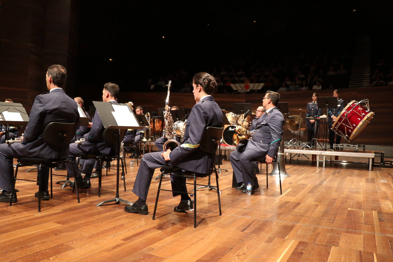 El auditorio Ciudad de León acoge el VIII Concierto León, Cuna del Parlamentarismo en el que la Unidad de Música de la Academia Básica del Aire ha seleccionado una decena de temas bajo la batuta el capitán Julio César Ruiz Salamanca.