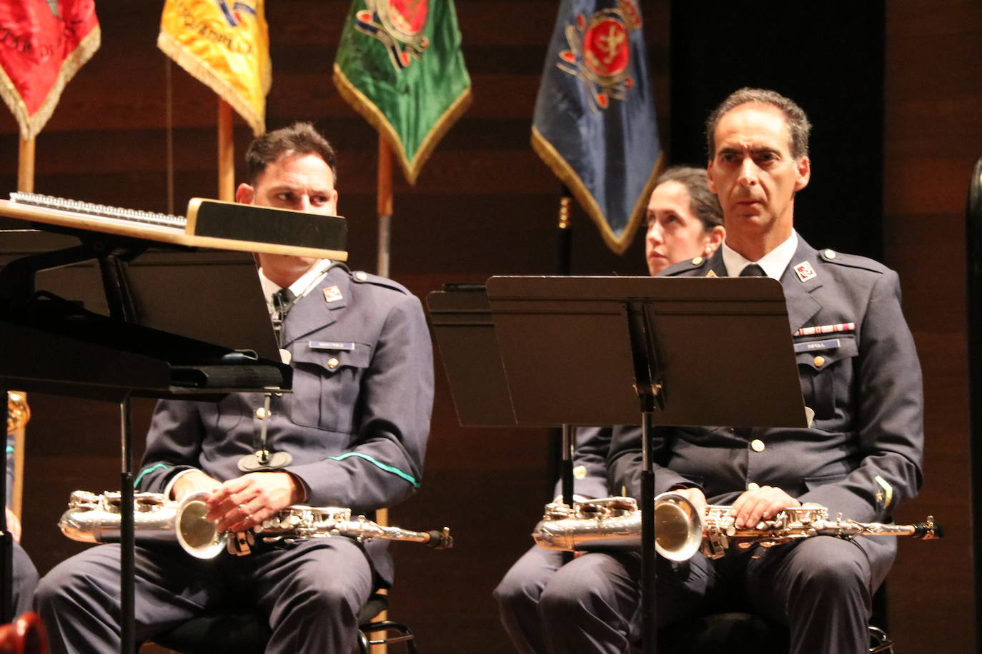 El auditorio Ciudad de León acoge el VIII Concierto León, Cuna del Parlamentarismo en el que la Unidad de Música de la Academia Básica del Aire ha seleccionado una decena de temas bajo la batuta el capitán Julio César Ruiz Salamanca.