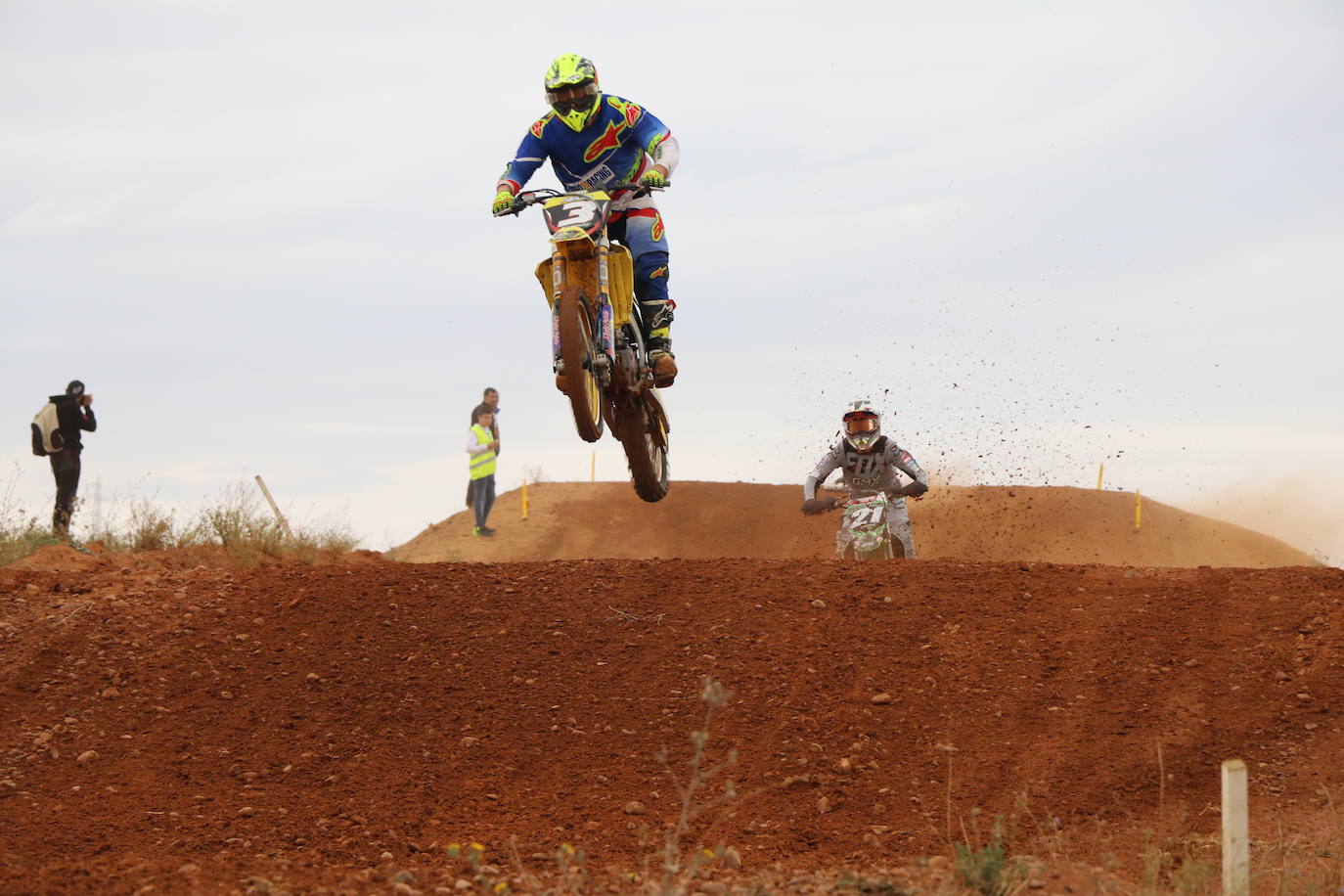 Los motores han vuelto a rugir con fuerza en el circuito de 'Los Cucharales' de Valencia de Don Juan. Este recinto coyantino ha a cogido la cuarta prueba de motocross puntuable del campeonato de Castilla y León 2019, el más importante de los que organiza la Federación.