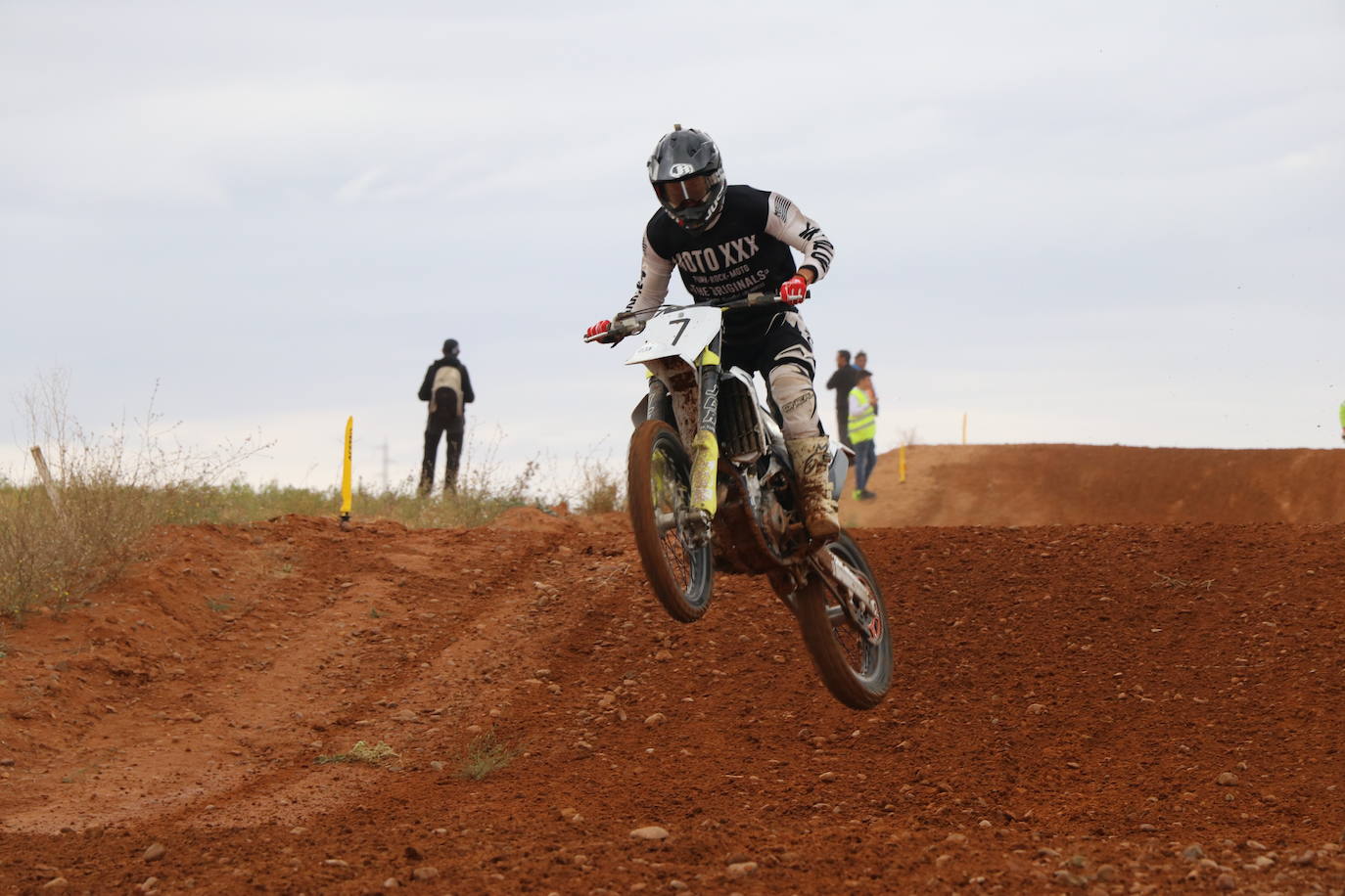 Los motores han vuelto a rugir con fuerza en el circuito de 'Los Cucharales' de Valencia de Don Juan. Este recinto coyantino ha a cogido la cuarta prueba de motocross puntuable del campeonato de Castilla y León 2019, el más importante de los que organiza la Federación.