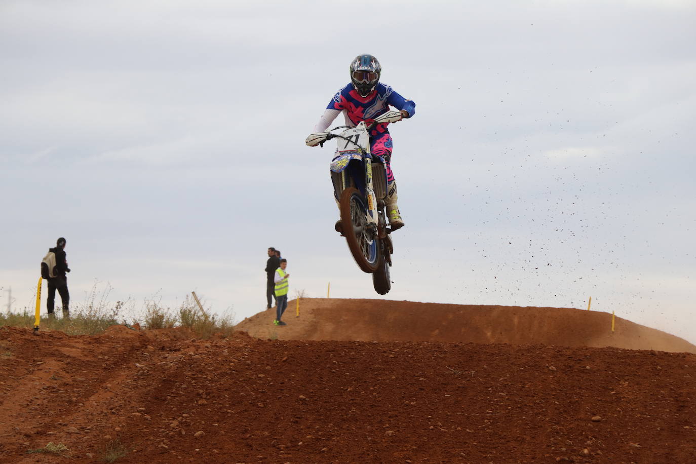 Los motores han vuelto a rugir con fuerza en el circuito de 'Los Cucharales' de Valencia de Don Juan. Este recinto coyantino ha a cogido la cuarta prueba de motocross puntuable del campeonato de Castilla y León 2019, el más importante de los que organiza la Federación.