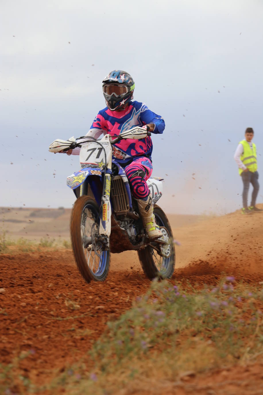 Los motores han vuelto a rugir con fuerza en el circuito de 'Los Cucharales' de Valencia de Don Juan. Este recinto coyantino ha a cogido la cuarta prueba de motocross puntuable del campeonato de Castilla y León 2019, el más importante de los que organiza la Federación.