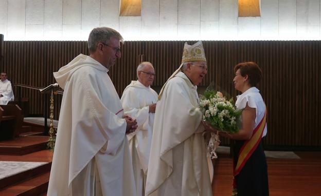 Imagen principal - Momentos de la misa en La Virgen del Camino.