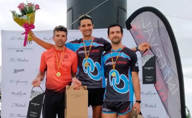 Podio masculino de la carrera.