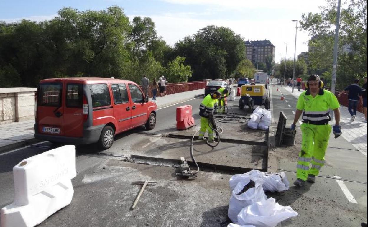 Los operarios trabajan en la sustitución de las juntas de dilatación en el carril derecho del puente de Poniente. 