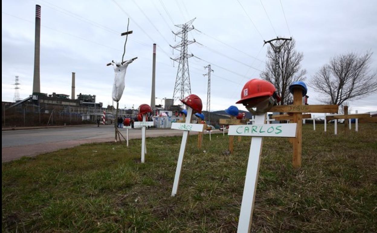 Campamento de los trabajadores de las auxiliares de Endesa a las puertas de la central térmica de Compostilla II en Cubillos del Sil. 