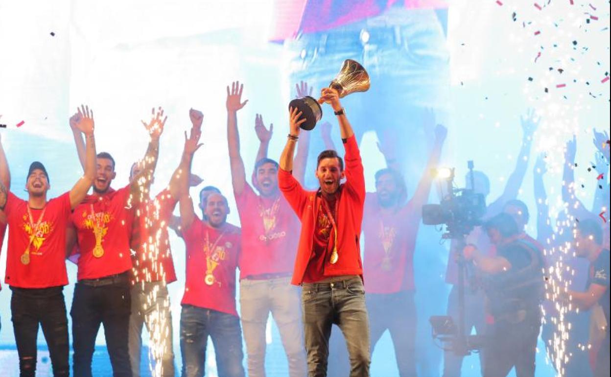 Rudy Fernández ofrece a la afición el trofeo de campeón del mundo.