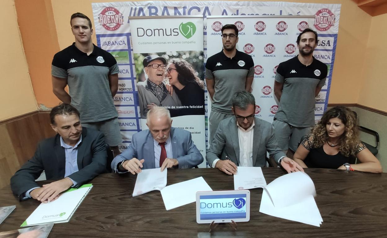Las residencias de mayores DomusVi y el Abanca Ademar firman un acuerdo de colaboración