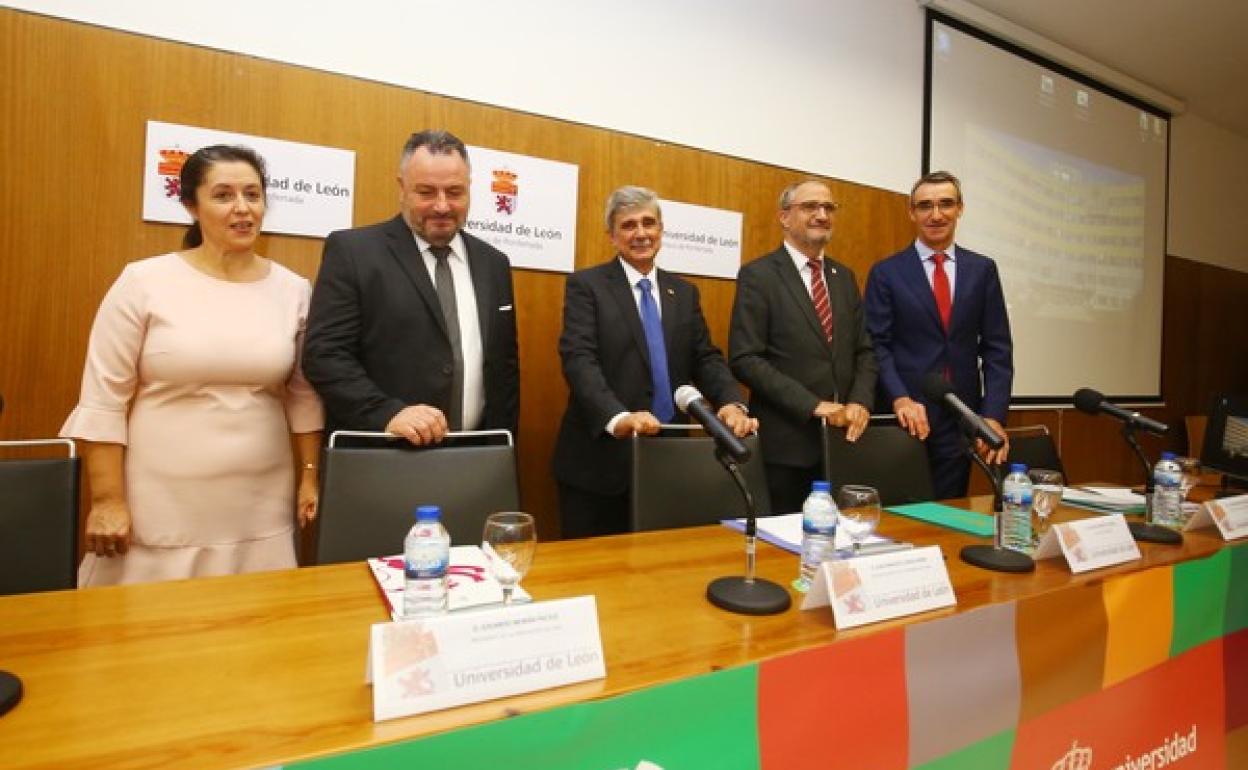 La consejera de Cultura del Consejo Comarcal, Josefa Álvarez; el presidente de la Diputación de León, Eduardo Morán; el rector de la Universidad de León, Juan Francisco García Marín; el alcalde de Ponferrada, Olegario Ramón; y el vicerrector del Campus, José Ramón Rodríguez, durante el acto de apertura del curso académico en Ponferrada.