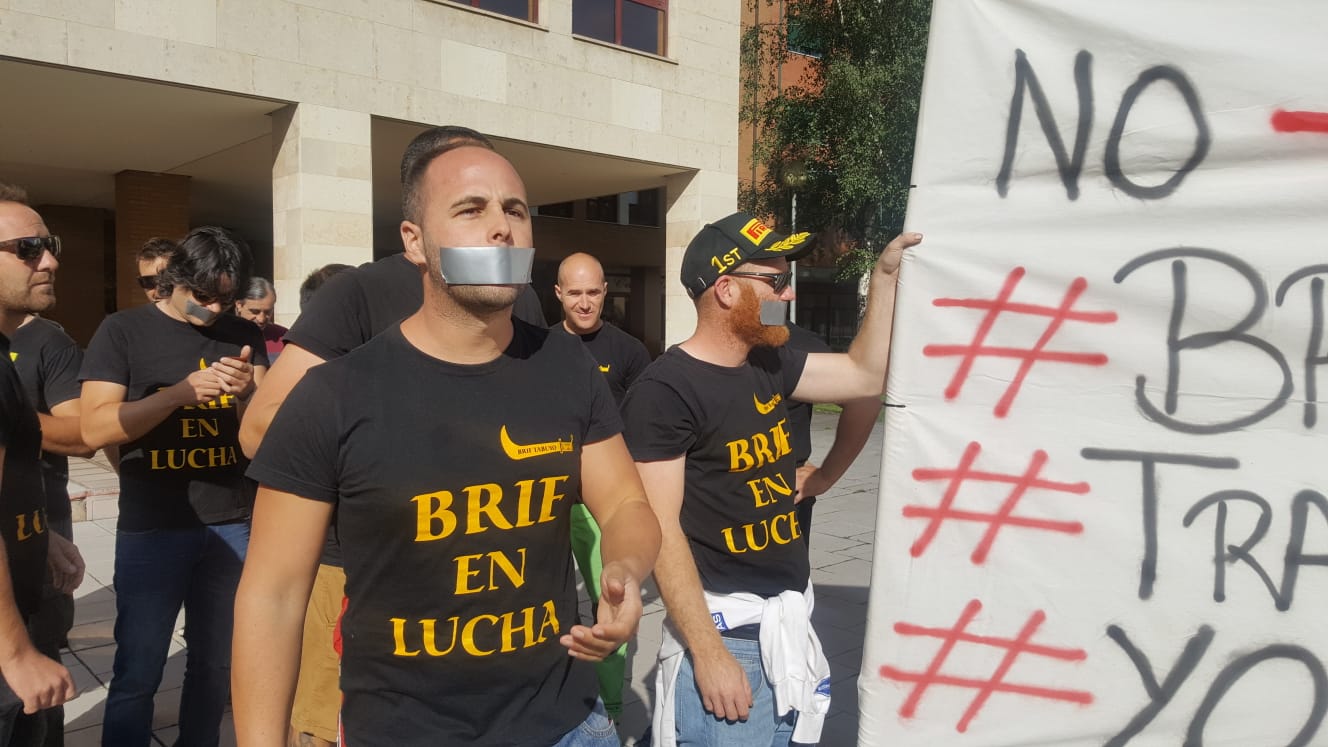 Un instante de la protesta de los brigadistas, este miércoles, ante las oficinas de Tragsa. 