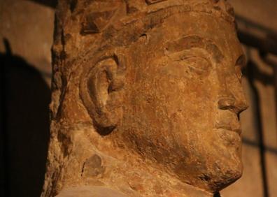 Imagen secundaria 1 - Las tres esculturas retiradas en la torre norte de la catedral.
