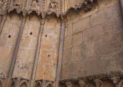 Imagen secundaria 1 - Fachada desnuda de la Catedral de León.