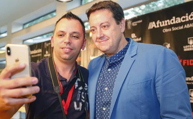 Galería. Antoni Daimiel, con un asistente al FID 2019.