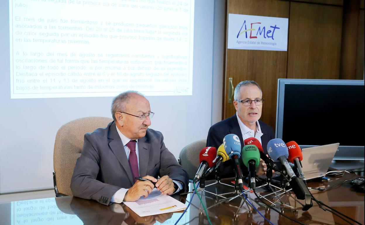 El subdelegado del Gobierno en Valladolid, Emilio Álvarez, acompaña al delegado territorial de la Agencia Estatal de Meteorología en Castilla y León (Aemet), Juan Pablo Álvarez.