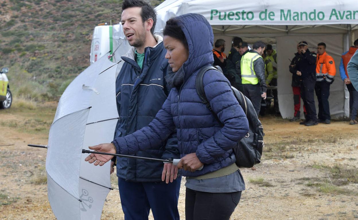 Ángel Cruz, padre del niño desaparecido en Níjar y su pareja Ana Julia Quezada, durante las labores de búsqueda. 