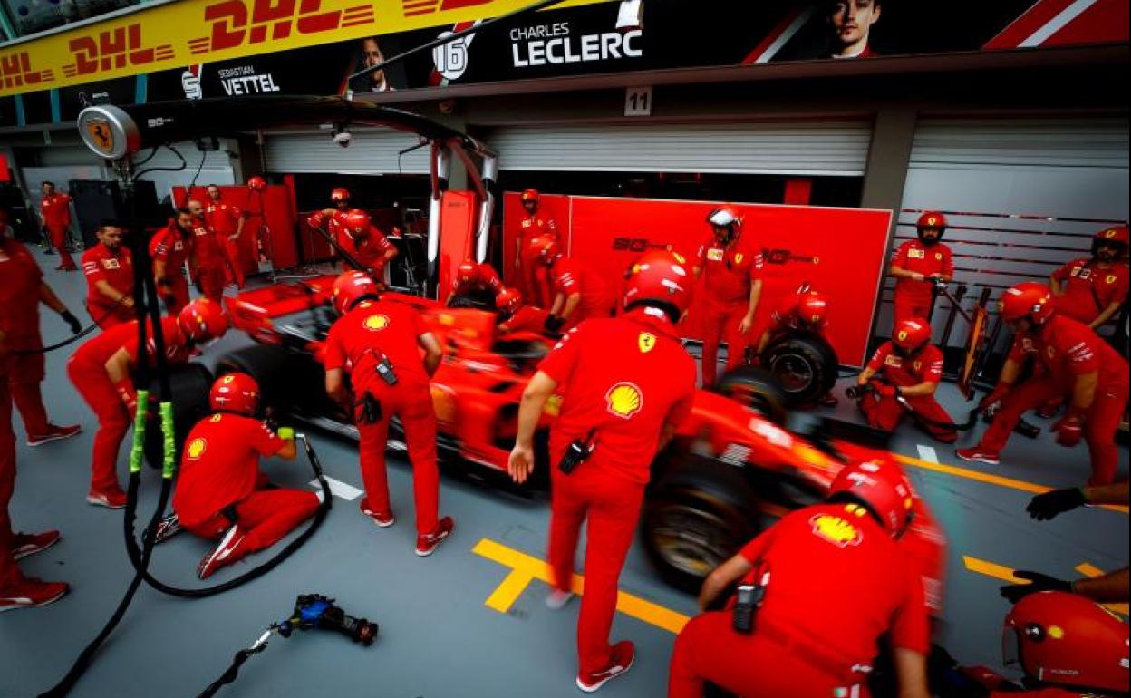 Los mecánicos de Ferrari practican en Singapur.