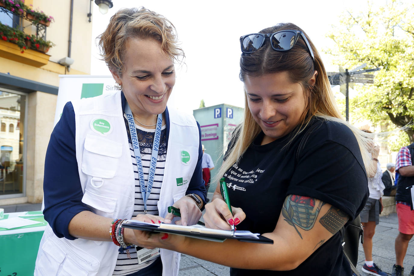 Fotos: Recogida de firmas por una ley que estableza una tope de pacientes por enfermera