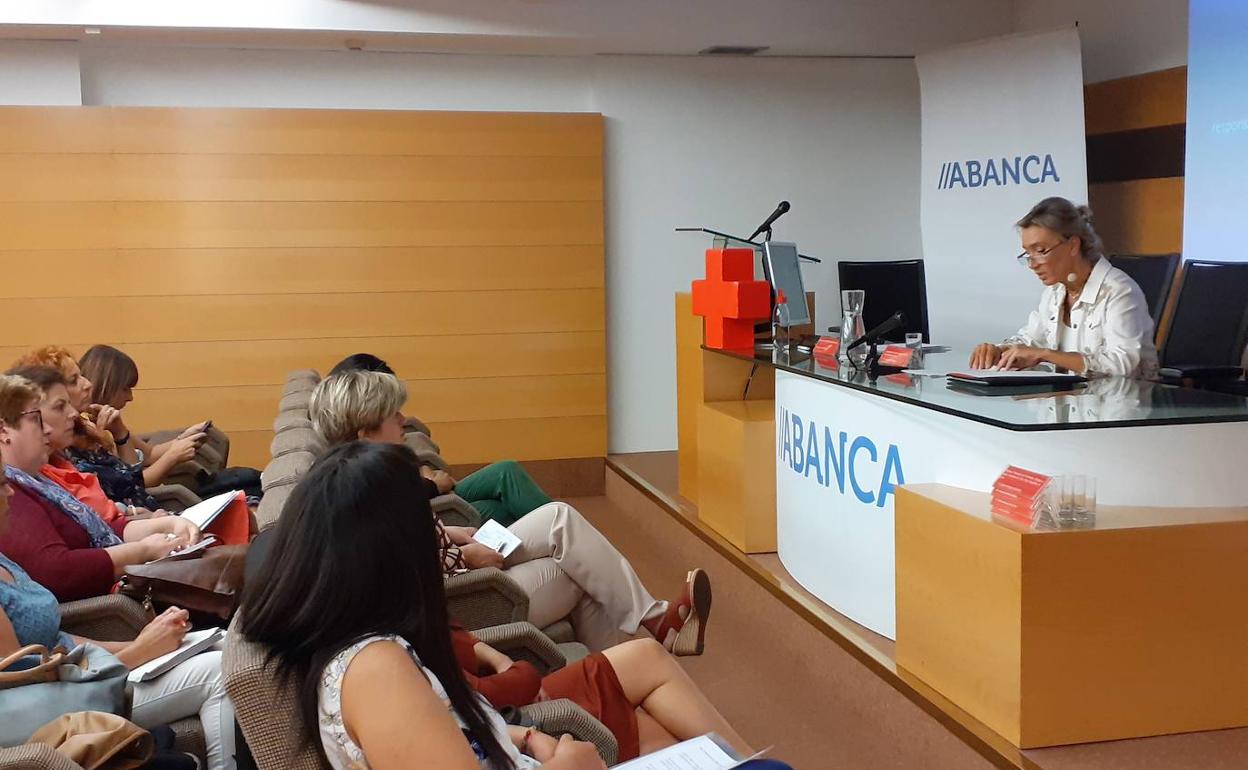 Más de 30 empresas analizan en León la integración laboral de la mujer de la mano de Cruz Roja