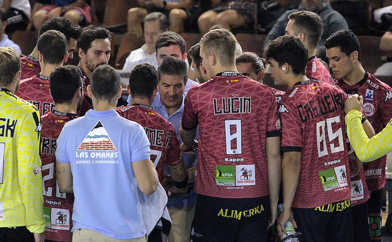 Cadenas, en un tiempo muerto.