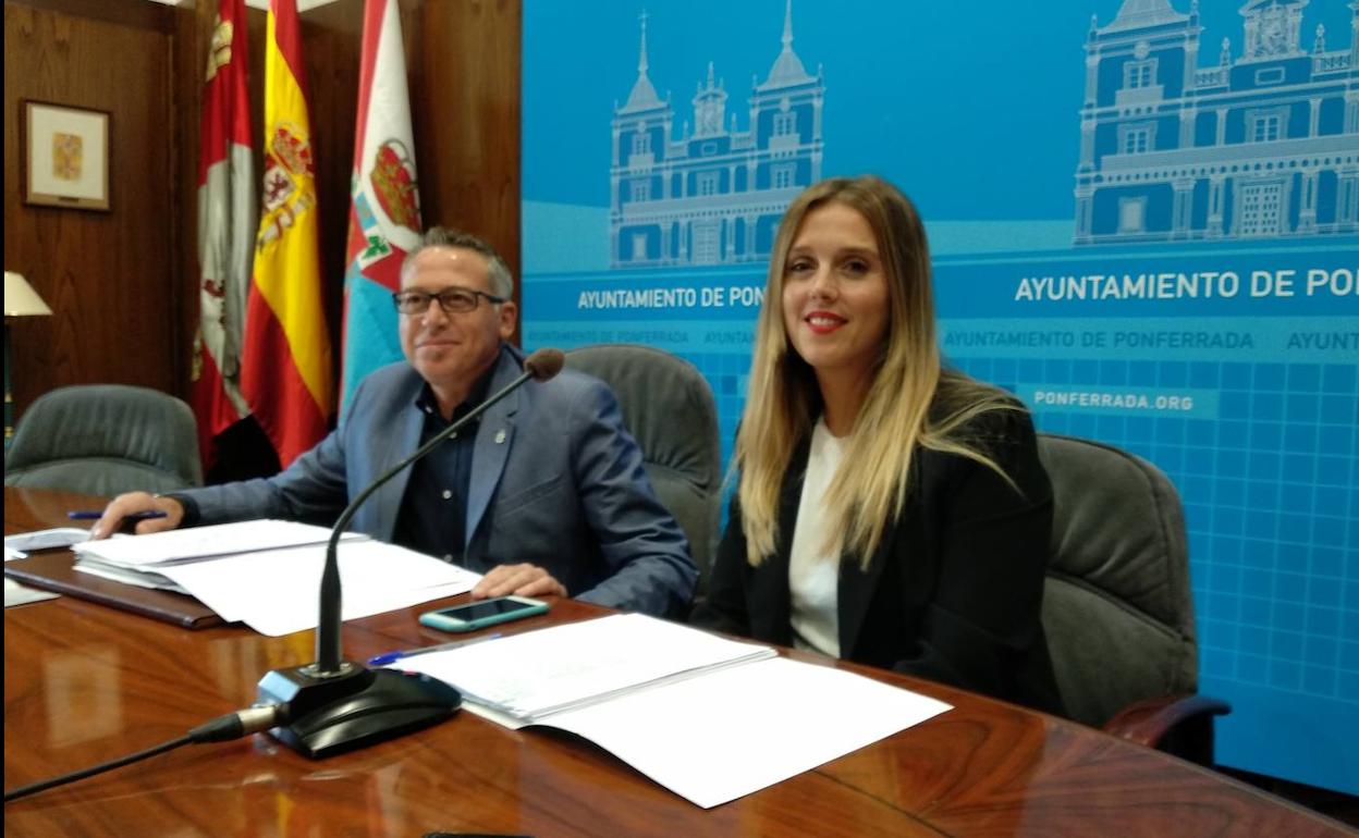 El concejal de Tráfico y Movilidad, José Antonio Cartón, y la edil de Fiestas, Lorena Valle, en su comparecencia.