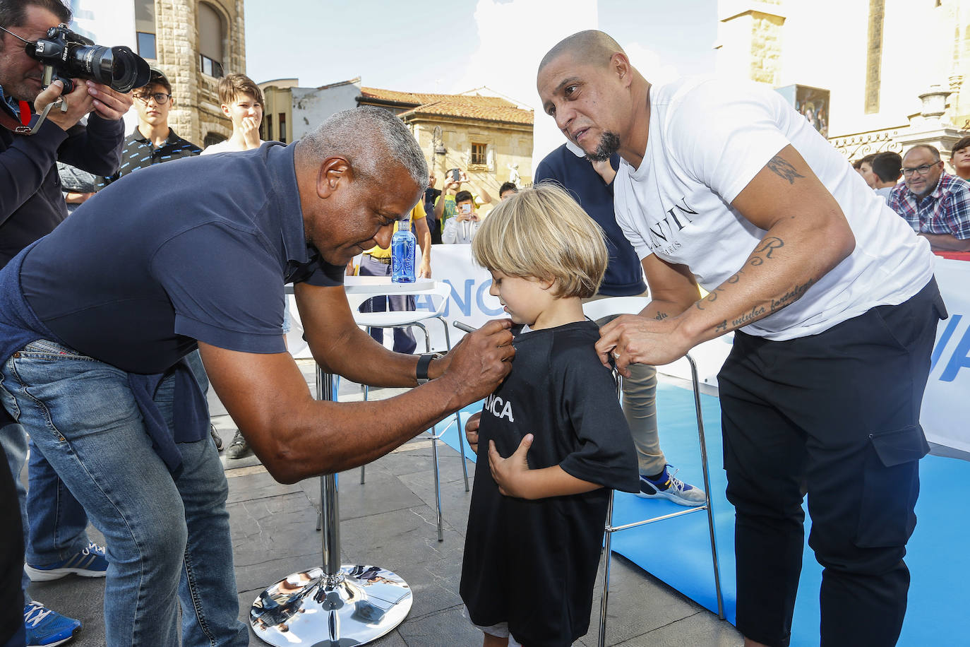 Fotos: Roberto Carlos y Mazinho, con los niños de León