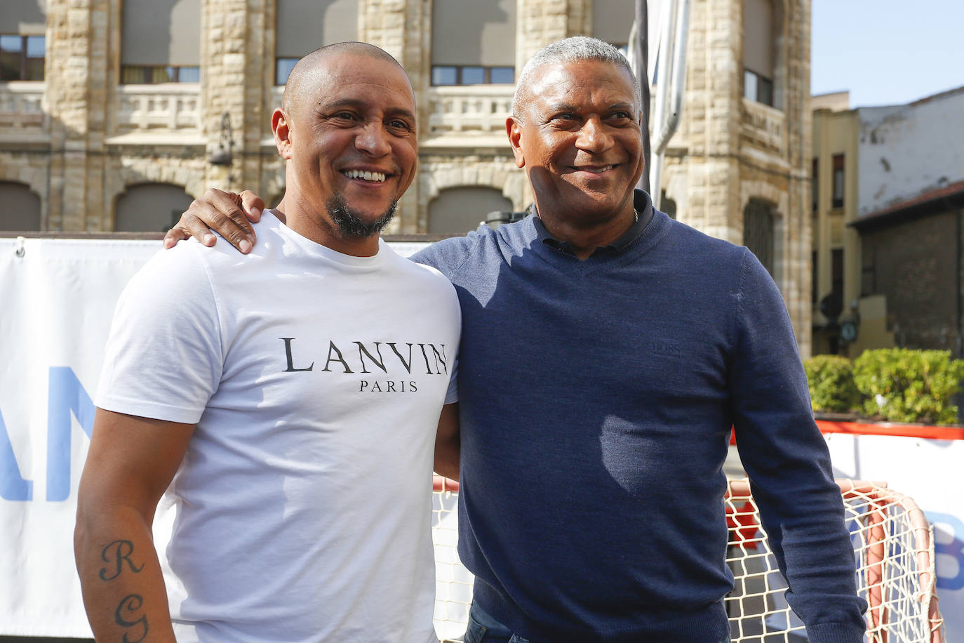 Fotos: Roberto Carlos y Mazinho, con los niños de León