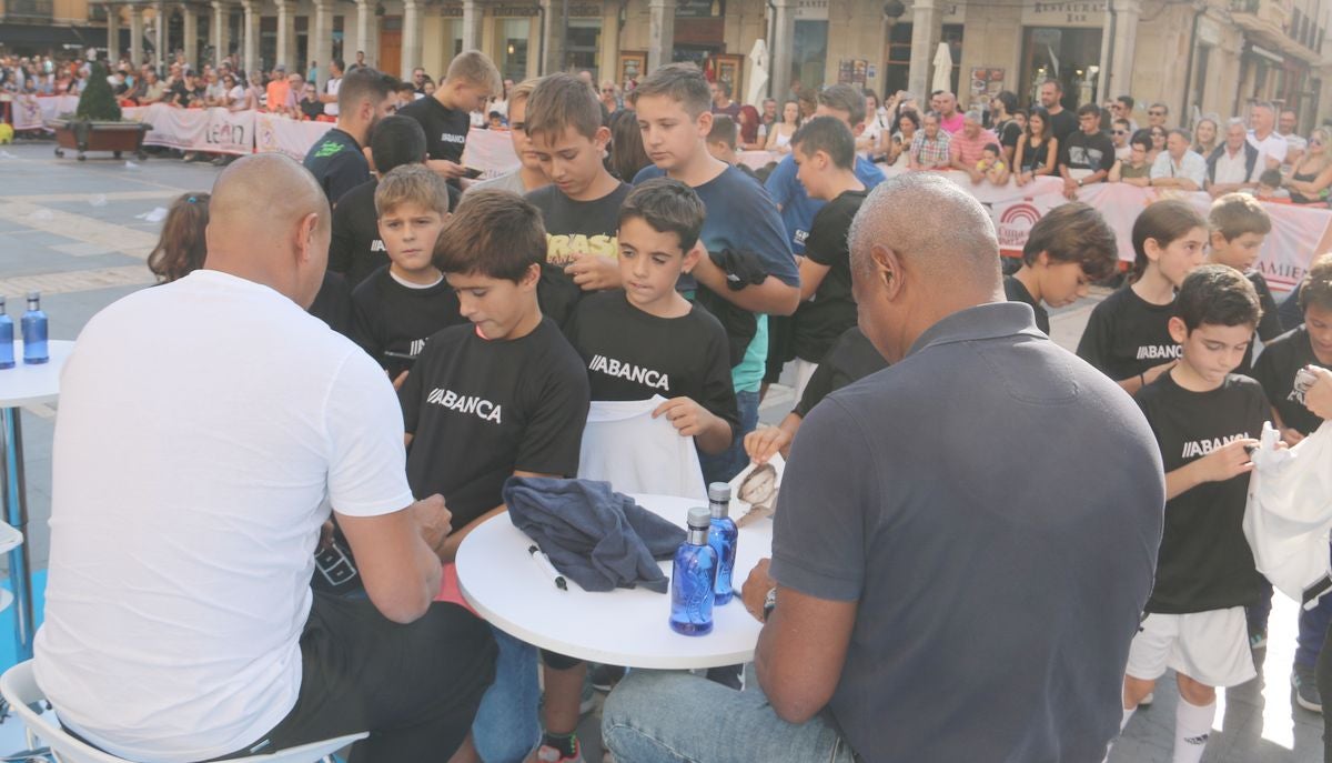 Fotos: Roberto Carlos y Mazinho, con los niños de León