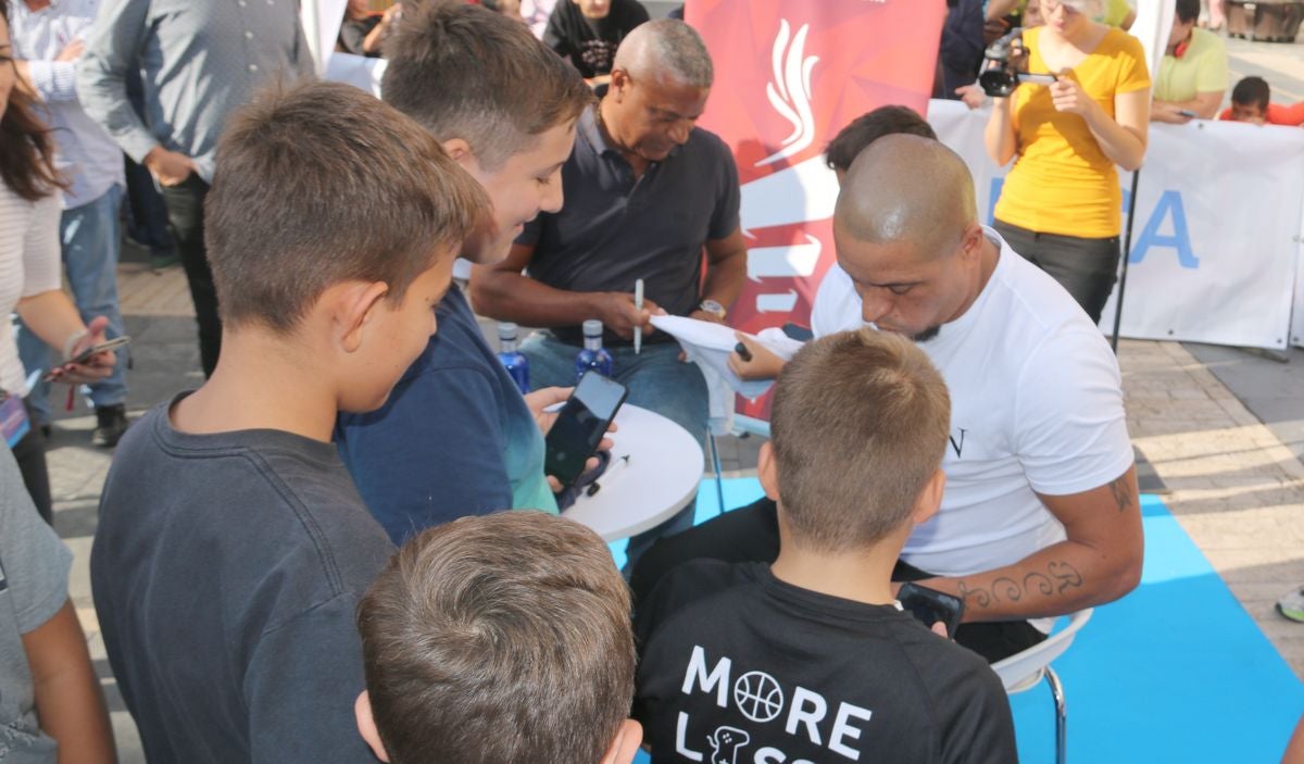 Fotos: Roberto Carlos y Mazinho, con los niños de León