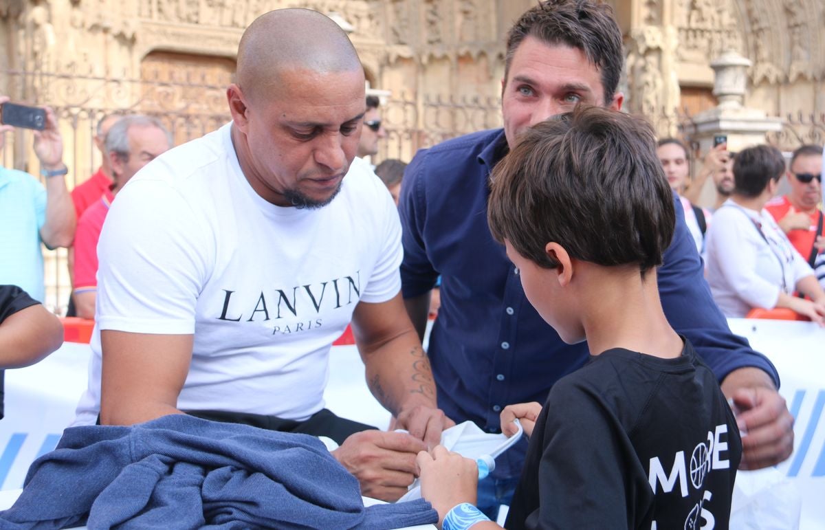 Fotos: Roberto Carlos y Mazinho, con los niños de León