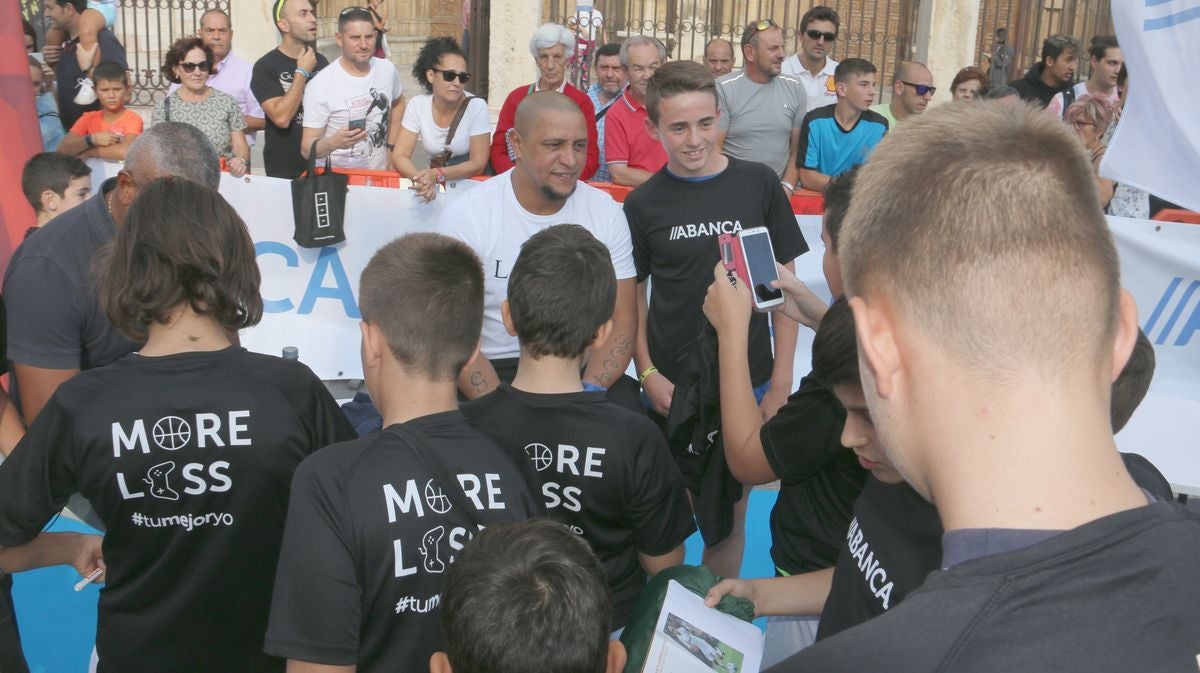 Fotos: Roberto Carlos y Mazinho, con los niños de León